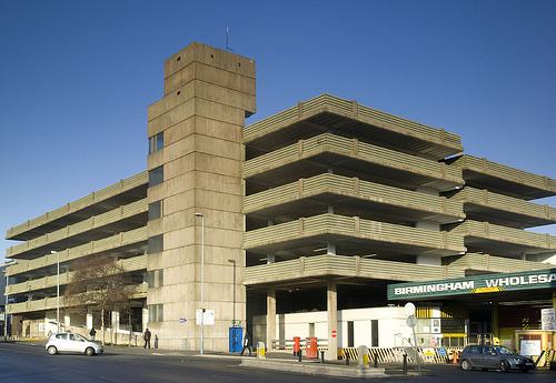 Mężczyzna wypadł z parkingu w centrum Birmingham