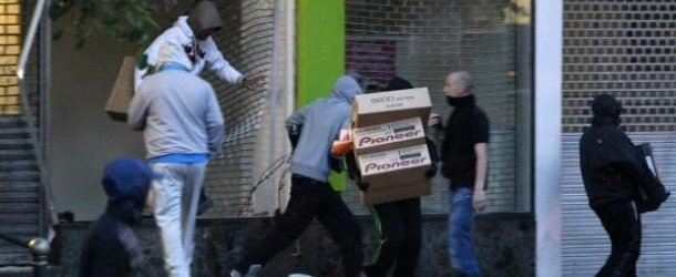 Zamieszki wywołali wandale czy dzieci kryzysu?