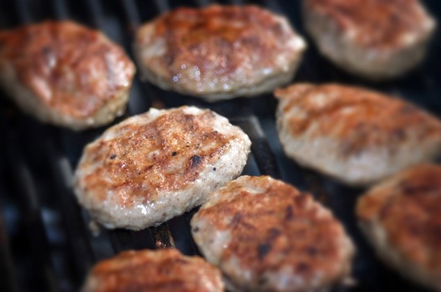 Wykryto mięso wieprzowe w hamburgerach wołowych u rzeźników w Birmingham