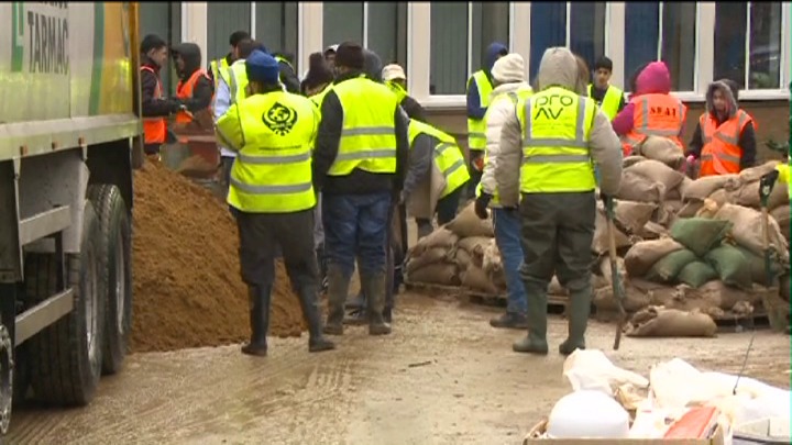 Pierwsze ofiary sztormu i wichury. Walka z powodzią