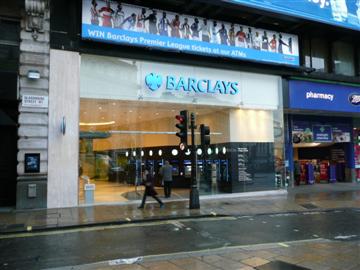 Zyski Barclays spadły o 33 proc.