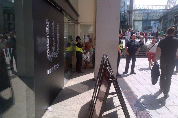 Nagi mężczyzna w centrum Birmingham