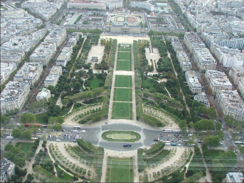 Smog w Paryżu. Zakaz wjazdu dla kierowców z parzystymi numerami rejestracyjnymi