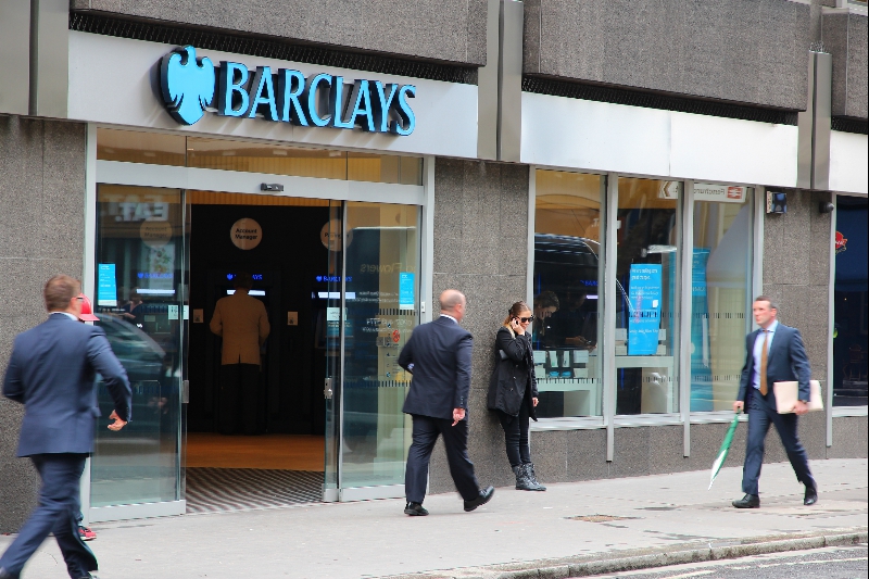 Barclays zwolni setki pracowników