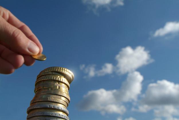 Banki oszczędzają, ludzie tracą