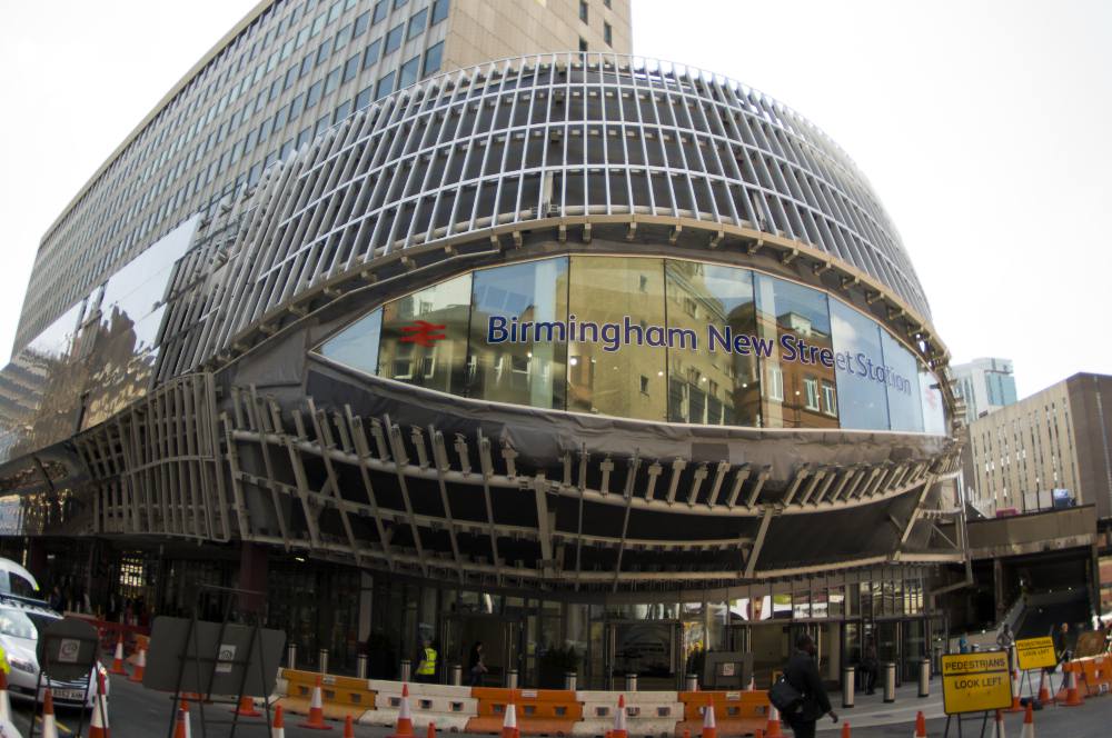 Na torach w pobliżu New Street Station znaleziono 2 rannych mężczyzn