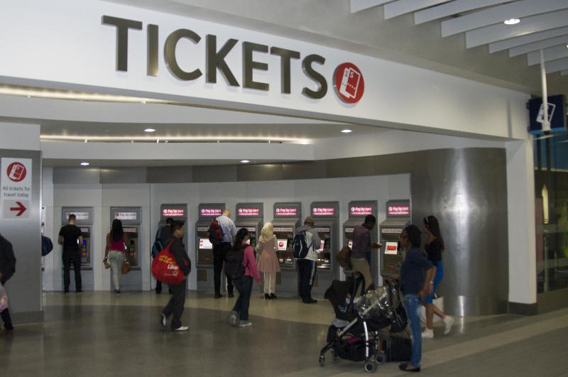 Kobieta wpadła pod stojący pociąg