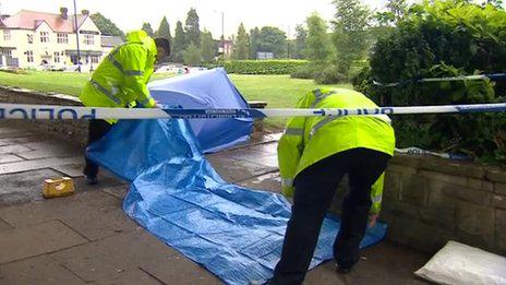 Dwóch mężczyzn pchniętych nożem przed szkołą