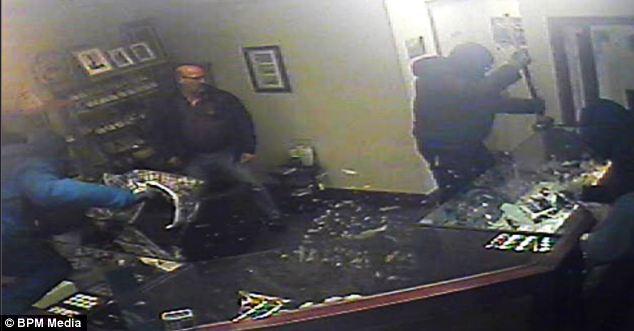 W 48 sekund ukradli biżuterię wartą £30 tysięcy