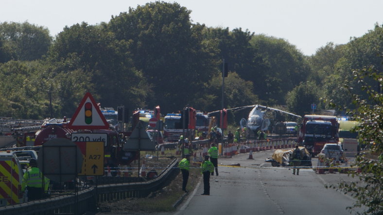 Katastrofa na pokazach lotniczych. Samolot spadł na autostradę