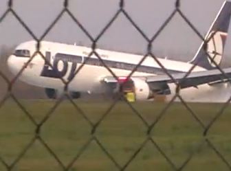 Boeing 767 wylądował bez podwozia - zobacz film