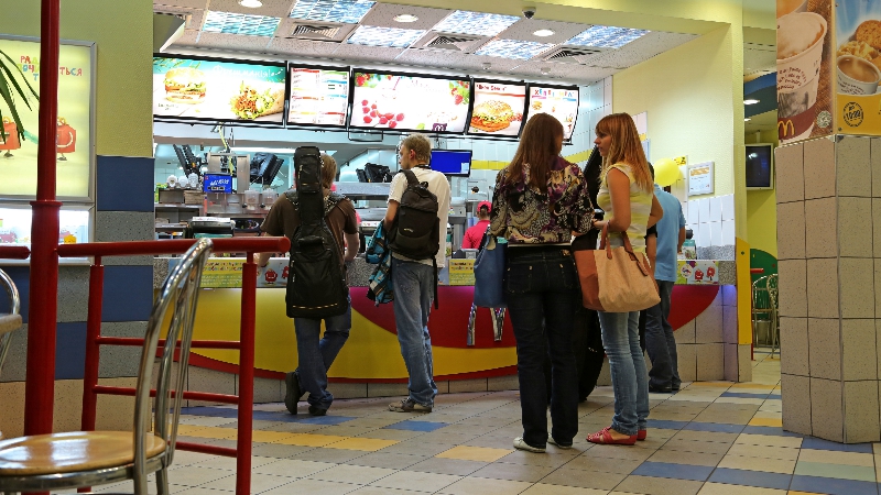 Radni chcą zakazu sprzedaży fast foodów w pobliżu szkół