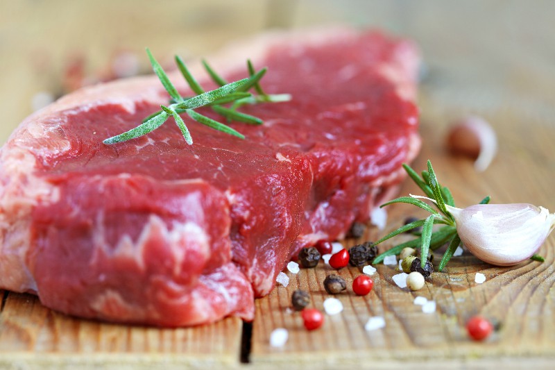 Na naszych talerzach może znaleźć się więcej zakażonego mięsa