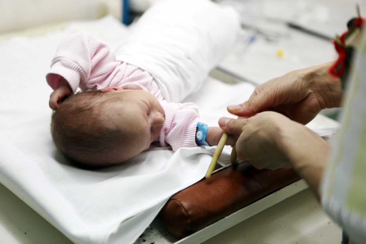 Noworodek urodzony w londyńskim szpitalu uzyskał pozytywny wynik na obecność koronawirusa