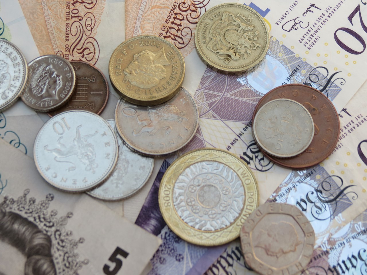 Złoty stabilny, funt traci na wartości