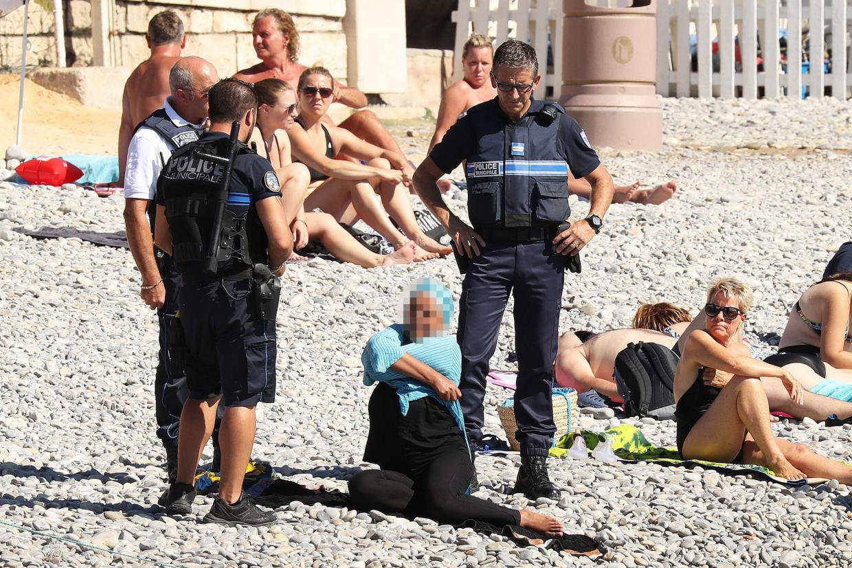 Uzbrojeni policjanci na plaży w Nicei kazali muzułmance zdjąć burkini