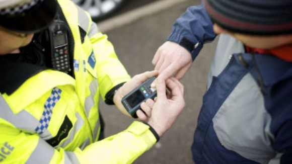 Policja West Midlands używa przenośnych skanerów odcisków palców.