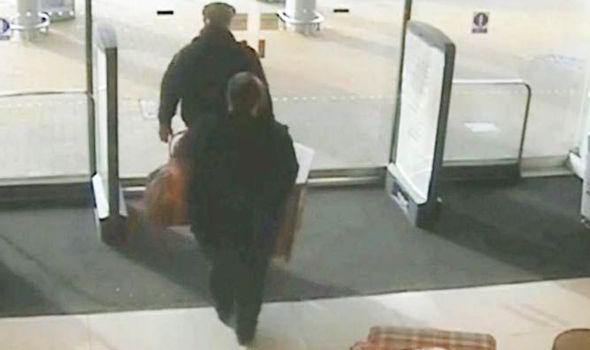 Video: Para ukradła stolik ze sklepu Next w Coventry