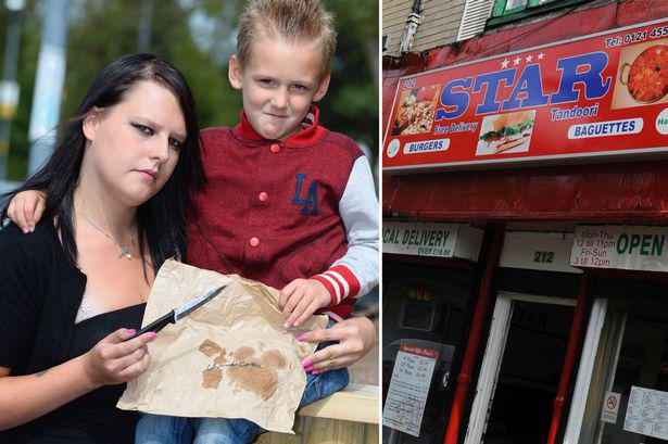 Chlebek naan z 20-cm nożem w środku