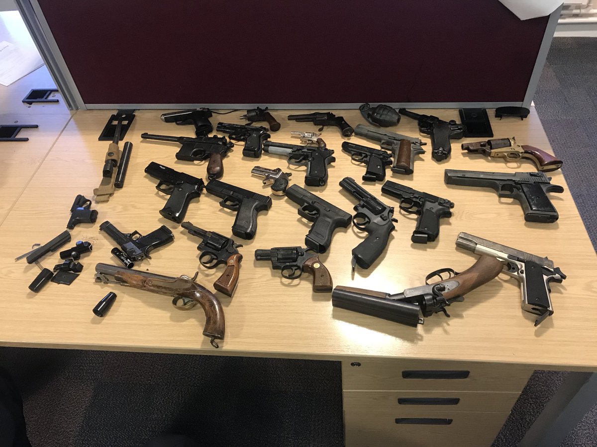 Dwutygodniowa amnestia na broń - spora kolekcja przyniesiona na posterunek w Sutton Coldfield
