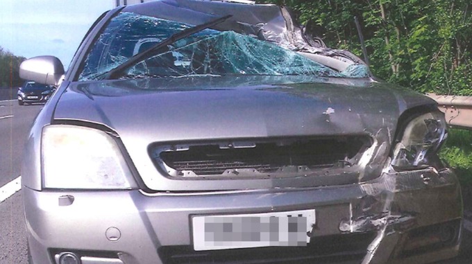 30-latek pędził autostradą zniszczonym w wypadku samochodem