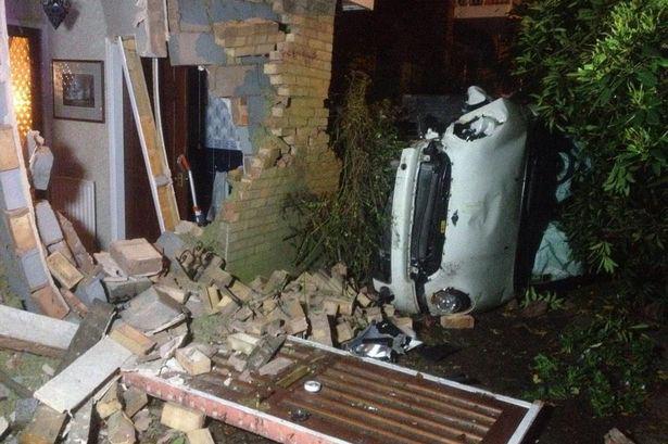 Samochód wjechał w dom w Sutton Coldfield