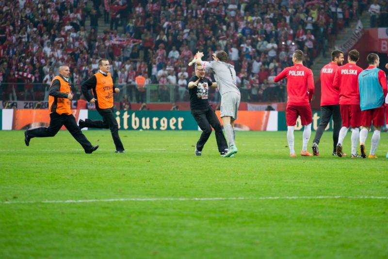 Kibic wbiegł na murawę, by uścisnąć Szczęsnego