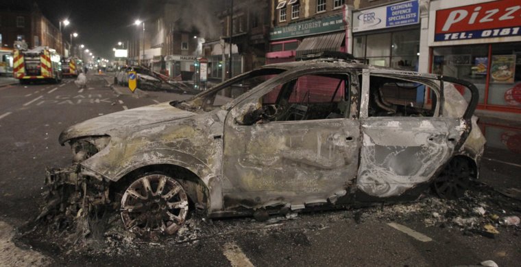 Zamieszki w Londynie, policjant cudem uszedł z życiem