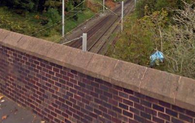 15-latek doznał obrażeń nogi, gdy spadł z rury w pobliżu kabli elektrycznych