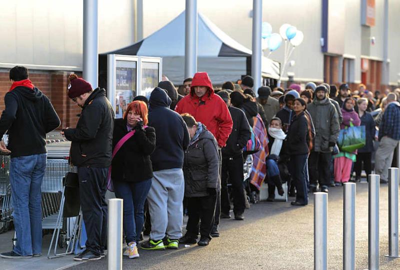 Czekali pół nocy, żeby wejść do sklepu