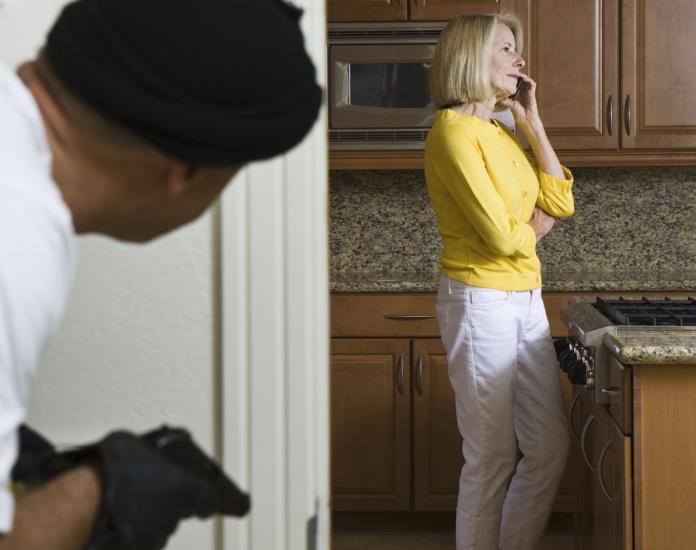 Przestępczość spada, ale liczba gwałtów, oszustw i kradzieży smartphonów rośnie