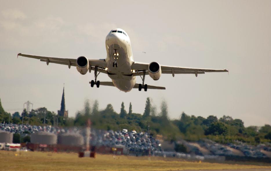 Podmuch lądującego samolotu zerwał dach z domu w Kitts Green