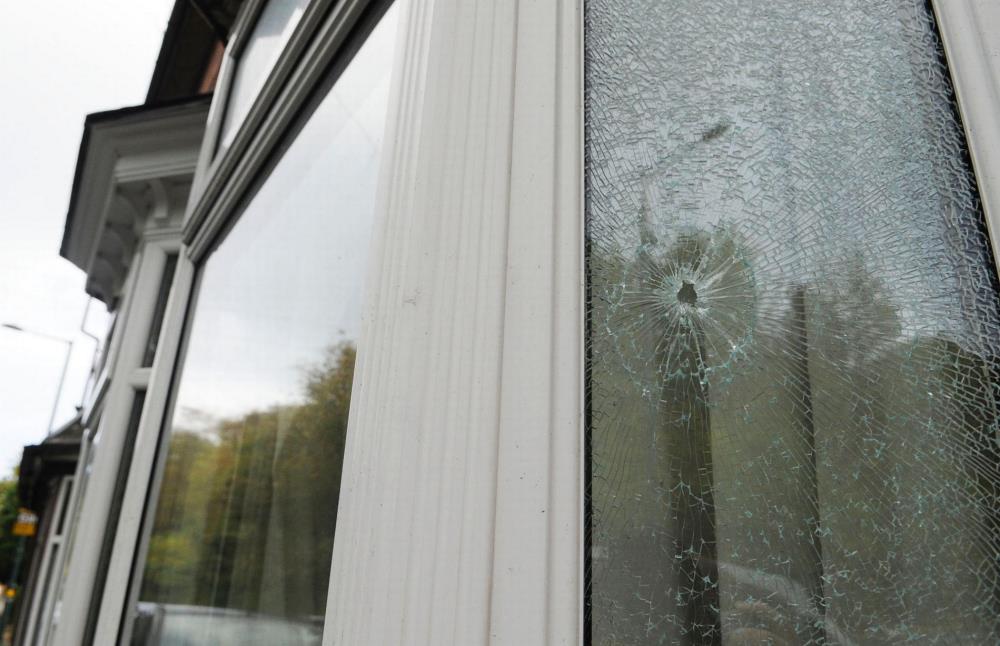 Ktoś strzelał w okna domów w  Billesley … kilkanaście razy w ciągu 2 miesięcy