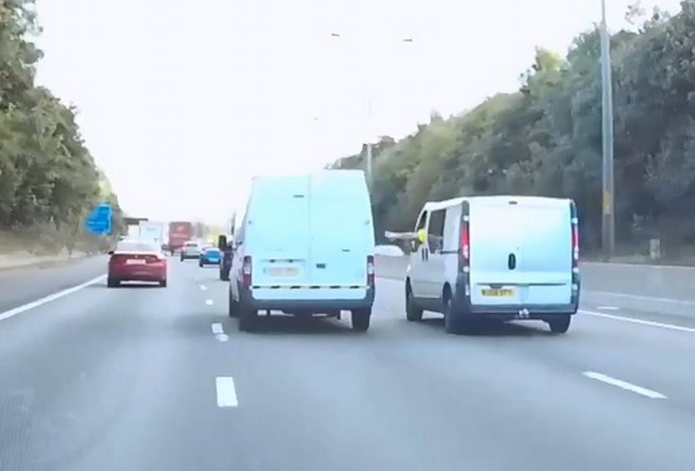 Video: Kierowcy przekazują sobie napój na ruchliwej autostradzie