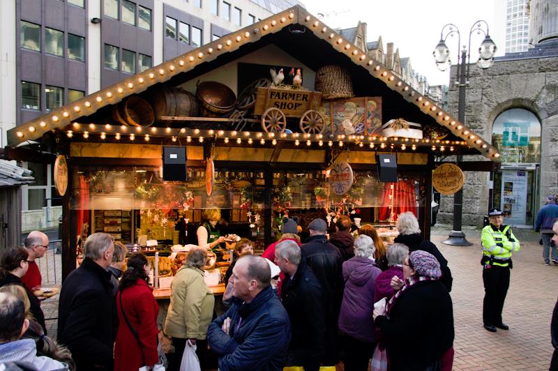 Policja ostrzega przed złodziejami grasującymi na Jarmarku Świątecznym