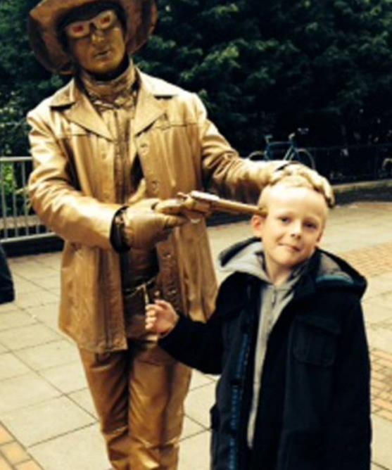 Uliczny artysta przyłożył chłopcu pistolet-zabawkę do głowy