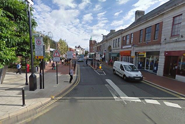 £620 kary dla Polaka, który wyrzucił niedopałek papierosa na chodnik