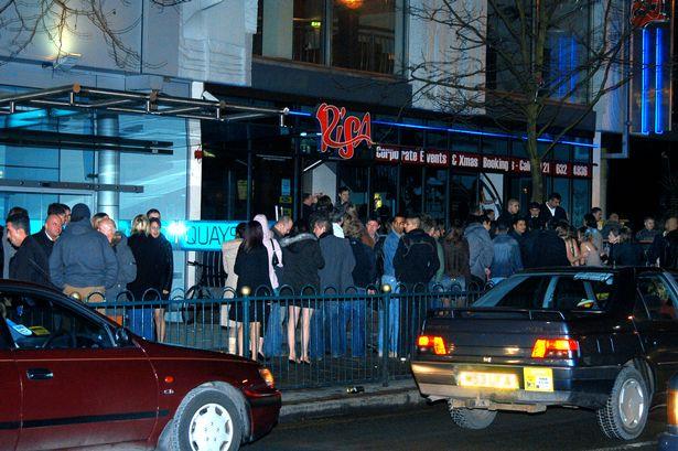 Mężczyzna raniony nożem w szyję podczas bójki w barze Risa