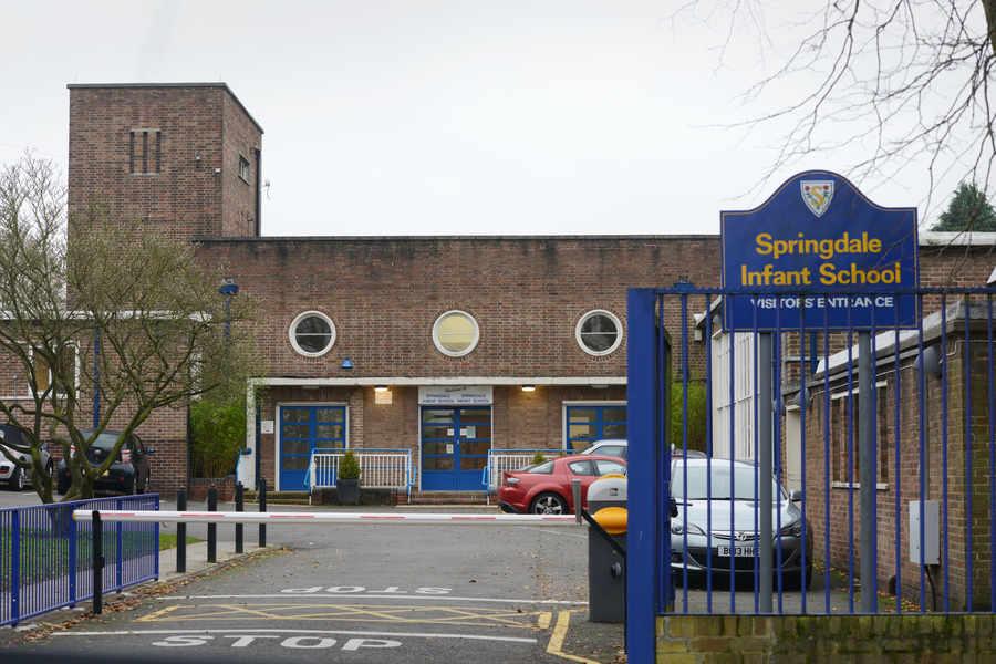 Trzylatka wyszła z przedszkola i poszła do domu