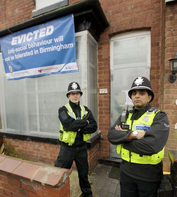 Policja odebrała dwóm braciom dostęp do domu, bo zakłócali porządek w okolicy