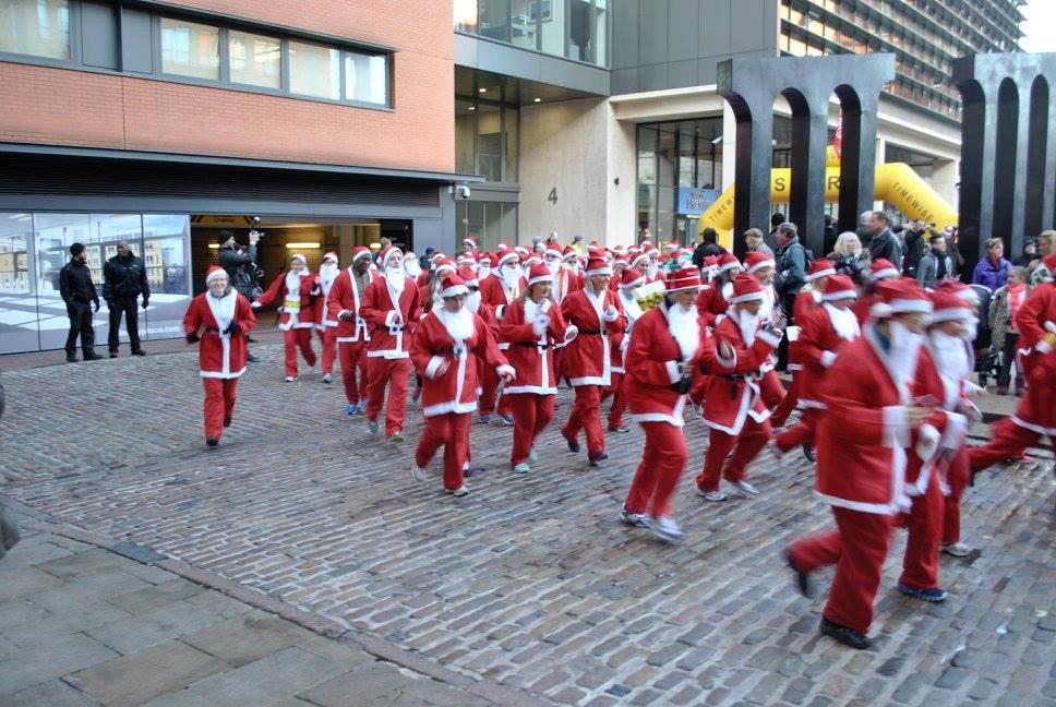 W sobotę w Brindleyplace odbył się bieg Świętych Mikołajów