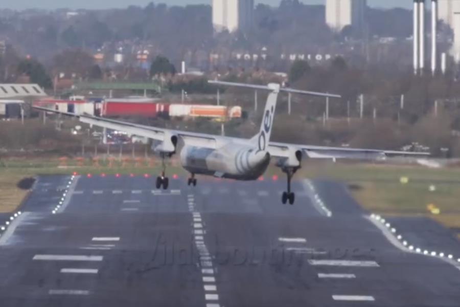 Video: Samoloty walczą z silnym wiatrem podczas lądowania na lotnisku w Birmingham