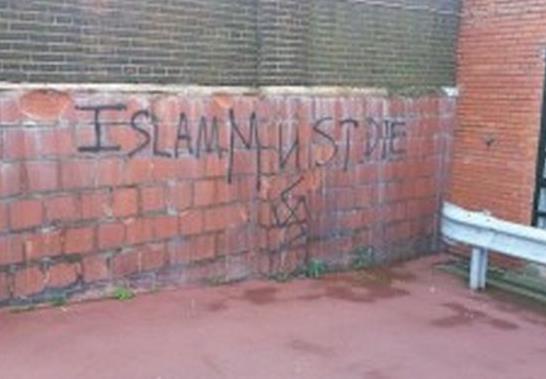Policja poszukuje sprawców graffiti “Islam must die