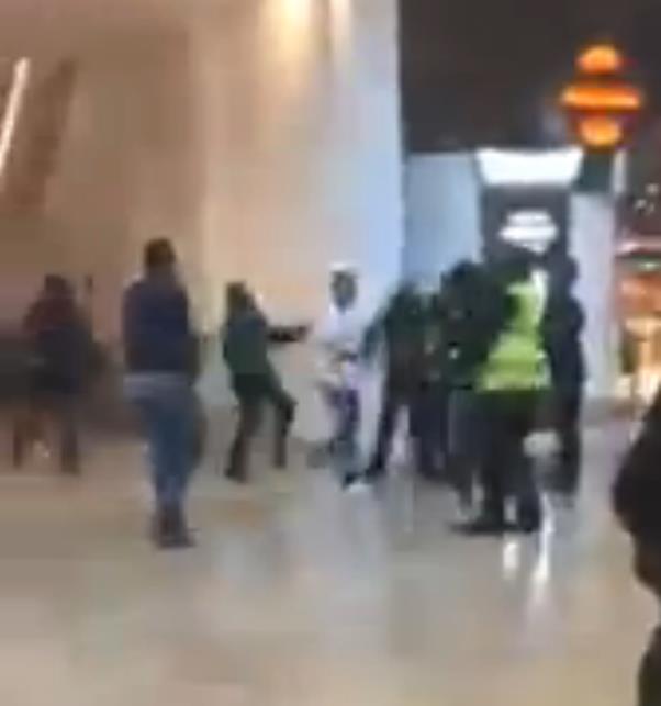 Video: Bójka w centrum handlowym  Bullring