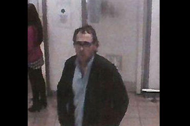 Policjanci poszukują mężczyzny, który napastował 18-latka w centrum handlowym w Halesowen