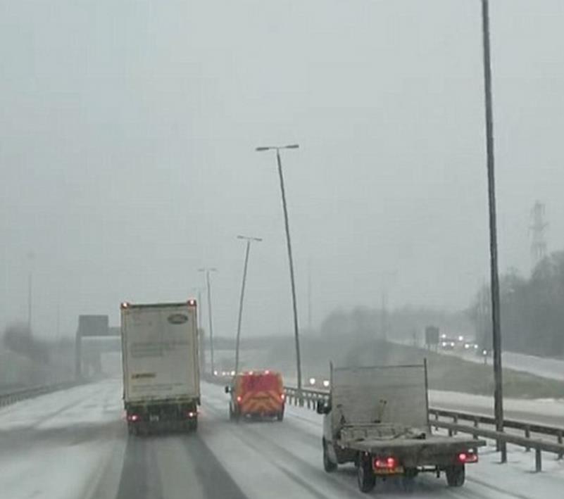 Video: Kołyszące się latarnie przy autostradzie M62