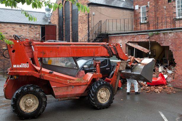 Włamali się do banku – jeden z nich musi oddać 3 tys. funtów, a drugi £1
