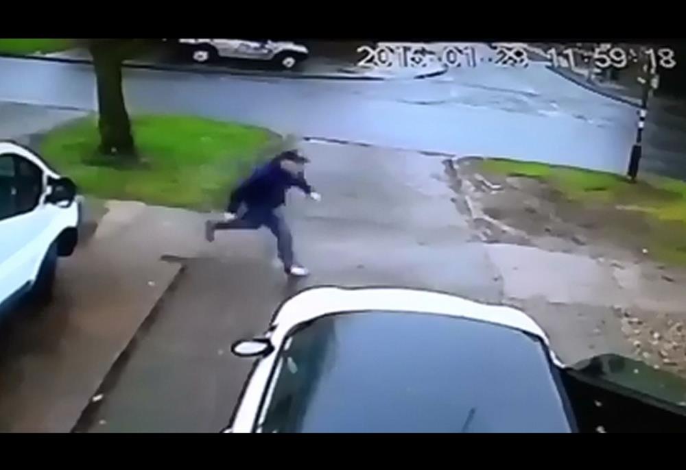 Video: Ukradł auto i przez 9 metrów ciągnął jego właścicielkę po ruchliwej drodze