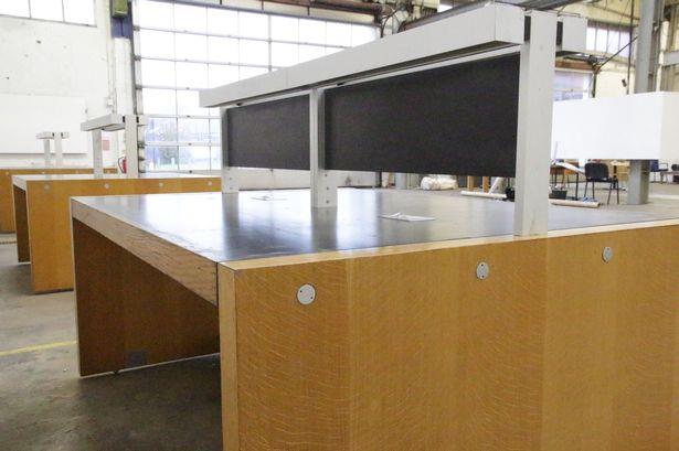 Biurka z Birmingham Central Library dostępne na eBay’u za £500