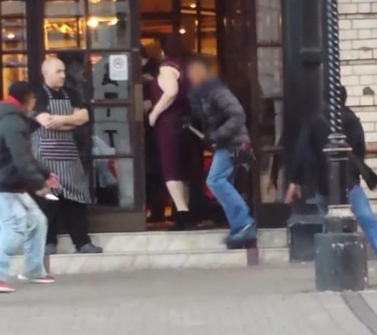 Video: Bójka uzbrojonych nastolatków w centrum Wolverhampton